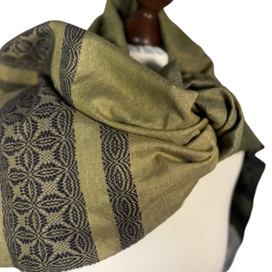 Zöld színátmenetes selyemkendő, kézzel szőtt egyedi darab - ruha & divat - sál, sapka, kendő - kendő - Meska.hu