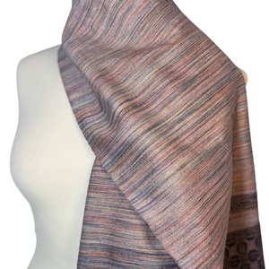 Aszimmetrikus rózsaszín selyem�merinó sál liliom motívummal � Kézzel készült elegáns kendő - ruha & divat - sál, sapka, kendő - kendő - Meska.hu