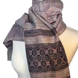 Aszimmetrikus rózsaszín selyem�merinó sál liliom motívummal � Kézzel készült elegáns kendő - Meska.hu