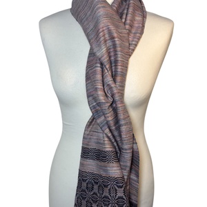 Aszimmetrikus rózsaszín selyem�merinó sál liliom motívummal � Kézzel készült elegáns kendő - ruha & divat - sál, sapka, kendő - kendő - Meska.hu