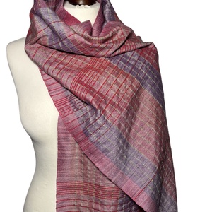 Kézzel szőtt Lilás Pirosas Selyem Kendő, Ruha & Divat, Sál, Sapka, Kendő, Kendő, Szövés, Üdvözöllek a Fiber Alchemy-nál!

Ha egy olyan ragyogó sálat keresel, amely tökéletes eleganciát és ..., MESKA