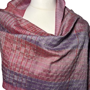 Kézzel szőtt Lilás Pirosas Selyem Kendő - ruha & divat - sál, sapka, kendő - kendő - Meska.hu