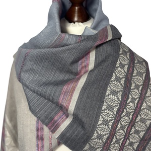 Kézzel szőtt ombre szürke-kék-bézs Merino kendő � Málna és krém mintával � Luxus gyapjú sál � Elegáns női vállkendő - ruha & divat - sál, sapka, kendő - kendő - Meska.hu