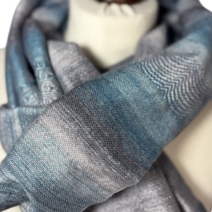 Kézzel szőtt kék Selyem kendő, Elegáns női kiegészítő - ruha & divat - sál, sapka, kendő - kendő - Meska.hu