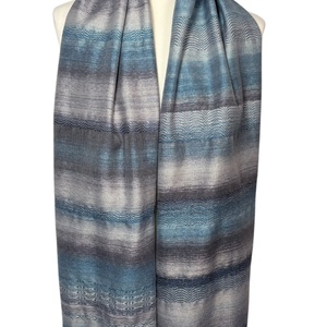 Kézzel szőtt kék Selyem kendő, Elegáns női kiegészítő - Meska.hu