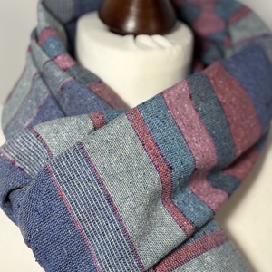 Kézzel szőtt kék, zöld, málna csíkos selyemsál - ruha & divat - sál, sapka, kendő - kendő - Meska.hu