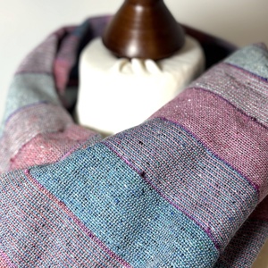 Kézzel szőtt málna, zöldcsíkos selyemsál - ruha & divat - sál, sapka, kendő - stóla - Meska.hu