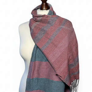 Kézzel szőtt rövidebb málna, rózsaszín csíkos selyemsál - ruha & divat - sál, sapka, kendő - vállkendő - Meska.hu