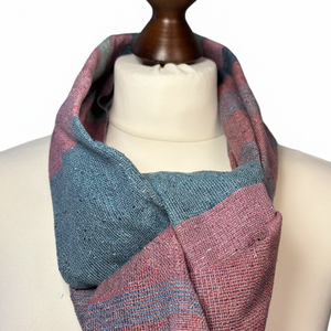 Kézzel szőtt rövidebb málna, rózsaszín csíkos selyemsál - ruha & divat - sál, sapka, kendő - vállkendő - Meska.hu