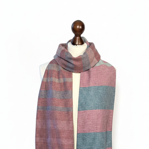 Kézzel szőtt rövidebb málna, rózsaszín csíkos selyemsál - ruha & divat - sál, sapka, kendő - vállkendő - Meska.hu