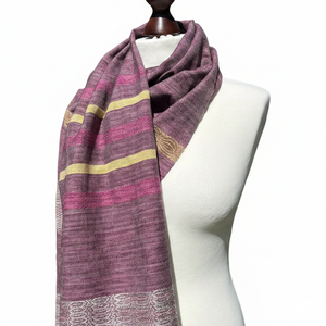 Romantikus, kézzel szőtt merinó�selyem�jak kendő � aszimmetrikus lila sál � egyedi kézműves darab - ruha & divat - sál, sapka, kendő - stóla - Meska.hu