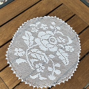 Kézzel horgolt csipke asztaldísz � virágmintás, ovális terítő (38 x 36 cm) - otthon & életmód - lakástextil - abrosz, terítő - asztalközép terítő - Meska.hu