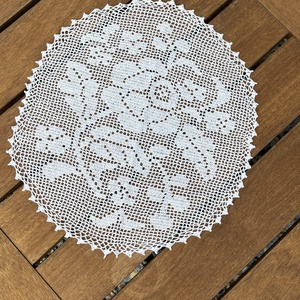 Kézzel horgolt csipke asztaldísz � virágmintás, ovális terítő (38 x 36 cm) - otthon & életmód - lakástextil - abrosz, terítő - asztalközép terítő - Meska.hu