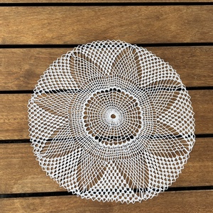 Kézzel horgolt csipke asztaldísz � virágmintás, ovális terítő (36 x 36 cm), Otthon & Életmód, Lakástextil, Abrosz, terítő, Asztalközép terítő, Horgolás, MESKA