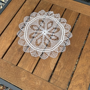 Kézzel horgolt csipke asztaldísz � virágmintás, kerek asztalközép (38 x 38 cm) - otthon & életmód - lakástextil - abrosz, terítő - asztalközép terítő - Meska.hu