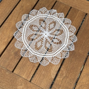 Kézzel horgolt csipke asztaldísz � virágmintás, kerek asztalközép (38 x 38 cm) - Meska.hu