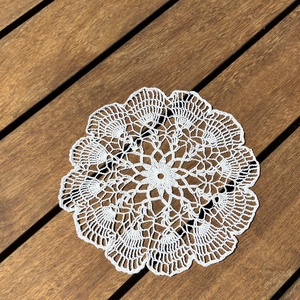 Kézzel horgolt csipke asztaldísz � virágmintás, kerek asztalközép (19 x 19 cm) - otthon & életmód - lakástextil - abrosz, terítő - asztalközép terítő - Meska.hu
