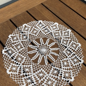 Kézzel horgolt csipke asztaldísz � virágmintás, kerek asztalközép (34 x 34 cm) - otthon & életmód - lakástextil - abrosz, terítő - asztalközép terítő - Meska.hu