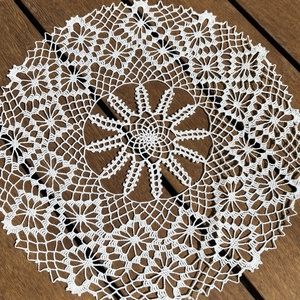 Kézzel horgolt csipke asztaldísz � virágmintás, kerek asztalközép (34 x 34 cm) - otthon & életmód - lakástextil - abrosz, terítő - asztalközép terítő - Meska.hu