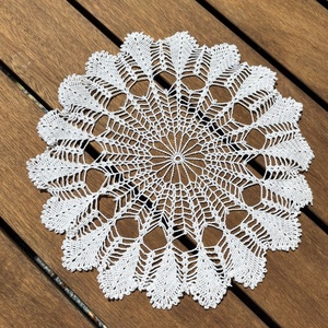 Kézzel horgolt csipke asztaldísz � virágmintás, kerek asztalközép (28 x 28 cm) - Meska.hu