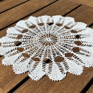 Kézzel horgolt csipke asztaldísz � virágmintás, kerek asztalközép (28 x 28 cm) - otthon & életmód - lakástextil - abrosz, terítő - asztalközép terítő - Meska.hu