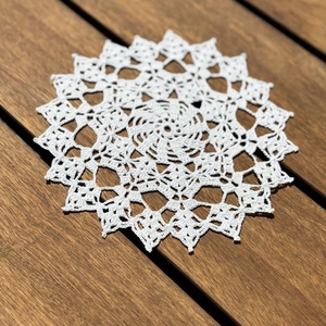 Kézzel horgolt csipke asztaldísz � virágmintás, kerek asztalközép (19 x 19 cm) - otthon & életmód - lakástextil - abrosz, terítő - asztalközép terítő - Meska.hu