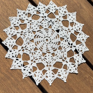 Kézzel horgolt csipke asztaldísz � virágmintás, kerek asztalközép (19 x 19 cm), Otthon & Életmód, Lakástextil, Abrosz, terítő, Asztalközép terítő, Horgolás, MESKA