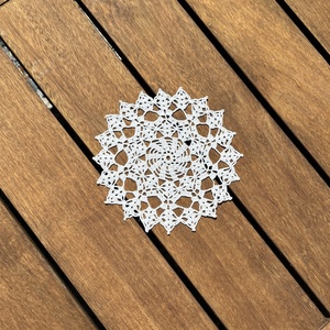 Kézzel horgolt csipke asztaldísz � virágmintás, kerek asztalközép (19 x 19 cm) - otthon & életmód - lakástextil - abrosz, terítő - asztalközép terítő - Meska.hu