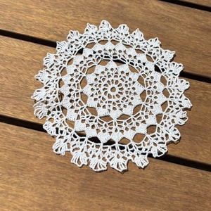 Kézzel horgolt csipke asztaldísz � virágmintás, kerek asztalközép (18 x 18 cm) - otthon & életmód - lakástextil - abrosz, terítő - asztalközép terítő - Meska.hu