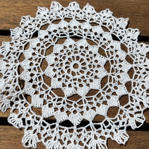 Kézzel horgolt csipke asztaldísz � virágmintás, kerek asztalközép (18 x 18 cm) - Meska.hu