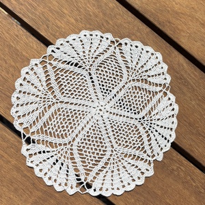 Kézzel horgolt csipke asztaldísz � virágmintás, kerek asztalközép (19 x 19 cm) - otthon & életmód - lakástextil - abrosz, terítő - asztalközép terítő - Meska.hu