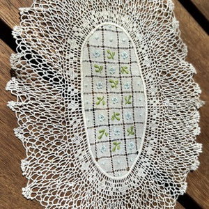Kézzel horgolt csipke dísz váza alá � virágmintás poháralátét (17x12 cm) - otthon & életmód - lakástextil - abrosz, terítő - asztalközép terítő - Meska.hu