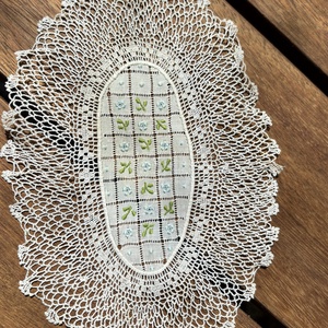 Kézzel horgolt csipke dísz váza alá � virágmintás poháralátét (17x12 cm) - otthon & életmód - lakástextil - abrosz, terítő - asztalközép terítő - Meska.hu