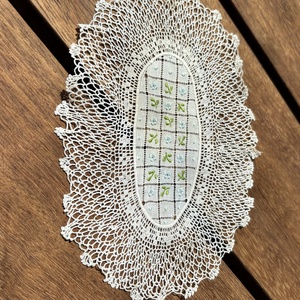 Kézzel horgolt csipke dísz váza alá � virágmintás poháralátét (17x12 cm) - otthon & életmód - lakástextil - abrosz, terítő - asztalközép terítő - Meska.hu