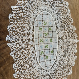 Kézzel horgolt csipke dísz váza alá � virágmintás poháralátét (17x12 cm) - Meska.hu