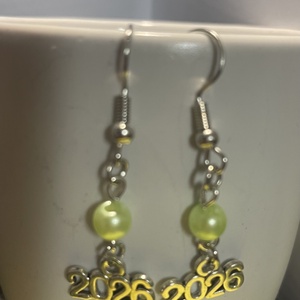 Szilveszteri fülbevaló - 2026-is medállal - ékszer - fülbevaló - lógó fülbevaló - Meska.hu