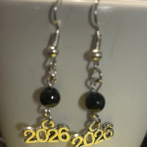 Szilveszteri fülbevaló - 2026-is medállal - ékszer - fülbevaló - lógó fülbevaló - Meska.hu