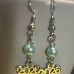 Szilveszteri fülbevaló - 2026-is medállal - ékszer - fülbevaló - lógó fülbevaló - Meska.hu