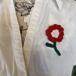 Kokárda ihletésű horgolt virág bross; Modern, újragondolt Figi�s Art - Meska.hu