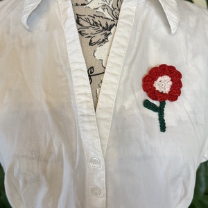 Kokárda ihletésű horgolt virág bross; Modern, újragondolt Figi�s Art - ékszer - kitűző és bross - Meska.hu