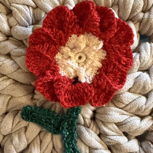 Kokárda ihletésű horgolt virág bross; Modern, újragondolt Figi�s Art - ékszer - kitűző és bross - Meska.hu