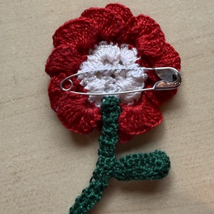 Kokárda ihletésű horgolt virág bross; Modern, újragondolt Figi�s Art - ékszer - kitűző és bross - Meska.hu