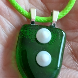 Zöld pajzs üvegmedál - ékszer - nyaklánc - medál - Meska.hu