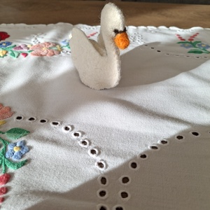 Hattyú - gyapjúfilc Waldorf-játék , Játék & Sport, Készségfejlesztő és Logikai játék, Montessori szivárvány, Waldorf játékok, Varrás, MESKA