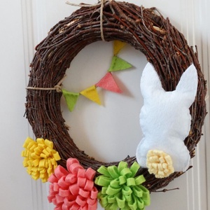 Húsvéti nyuszis koszorú - Vidám tavaszi ajtódísz - filc nyuszis kopogtató  - otthon & életmód - dekoráció - ajtó- és ablak dekoráció - ajtódísz & kopogtató - Meska.hu