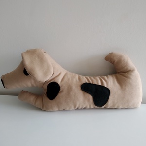 Kutya figura - textil kutya - kutyus - tacskó állatfigura - plüss kutya - foltos blöki - kutya párna -Tacskó forma párna -  - Meska.hu