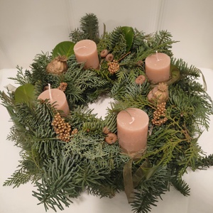 Adventi koszorú élő növényekkel - cappuccino arany színben - természetes stílusú karácsonyi asztaldísz - karácsony - adventi díszek - adventi koszorú - Meska.hu