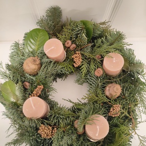 Adventi koszorú élő növényekkel - cappuccino arany színben - természetes stílusú karácsonyi asztaldísz - karácsony - adventi díszek - adventi koszorú - Meska.hu
