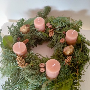 Adventi koszorú élő növényekkel - cappuccino arany színben - természetes stílusú karácsonyi asztaldísz - Meska.hu