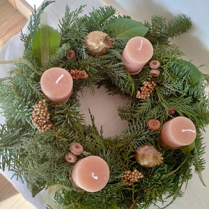 Adventi koszorú élő növényekkel - cappuccino arany színben - természetes stílusú karácsonyi asztaldísz - karácsony - adventi díszek - adventi koszorú - Meska.hu
